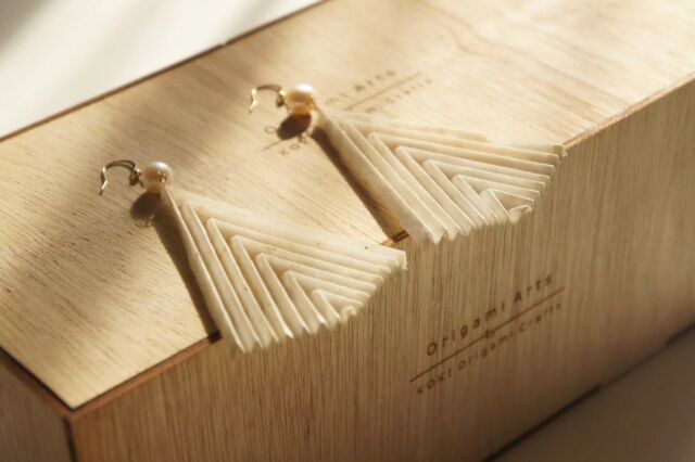 This time, I created my artwork using ATAGO Washi, the only Japanese paper made by a craftsman in ATAGO, Hamamatsu City. I really like the design that emerges from the organic texture of the washi paper and the linear shadows created by the folding lines!

My production motto is to create beautiful designs with folding lines. These earrings are born from the idea of turning the beauty of origami, which I have honed for 20 years, into a design that can be worn.

こんにちはコーキです🙋

今回の作品は浜松市の阿多古で日本で唯一となった和紙職人の阿多古和紙で制作しました。
和紙の有機的なテクスチャーと折り筋が作る直線的な陰影が浮かぶデザインが気に入ってます！

僕の制作モットーは折り筋で美しいデザインを創ること
20年磨いてきた折り紙の美しさが身につけられるデザインにならないか、そんな発想からできた耳飾りです🌸

Designed by me @koki_origamilab

#折り紙
#アート
#折り紙アート
#折り紙クラフト
#難しい折り紙
#ペーパークラフト
#紙アート
#折り紙デザイナーコーキ
#折り紙作品
#教育
#児童教育
#幾何学アート
#幾何学
#art
#origami
#origamiart
#papercraft
#paperdesign
#origamiartist
#origamiart
#elegantorigami
#coolorigami
#origamicraft
#handmade
#craftman
#handmadecrafts
#education
#kidseducation 
#geometricdesign 
#geometry